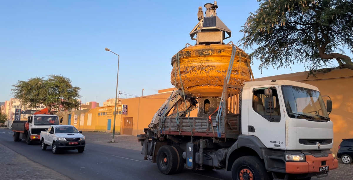 Buoy Carmen standing on a truck, driving through the town of Mindelo (photo by Björn Fiedler)