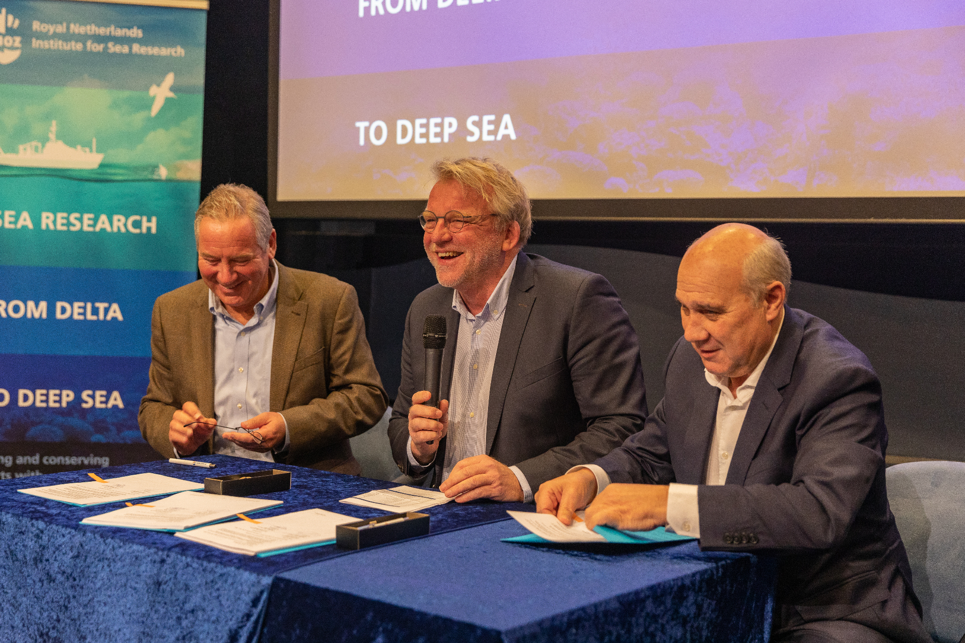 Milestone: representatives of NWO (Marcel Levi), NIOZ (Han Dolman) and Spanish shipbuilder Astilleros Armon (Laudelino Alperi Baragano) sign the contract. Photo: Evalien Weterings. 