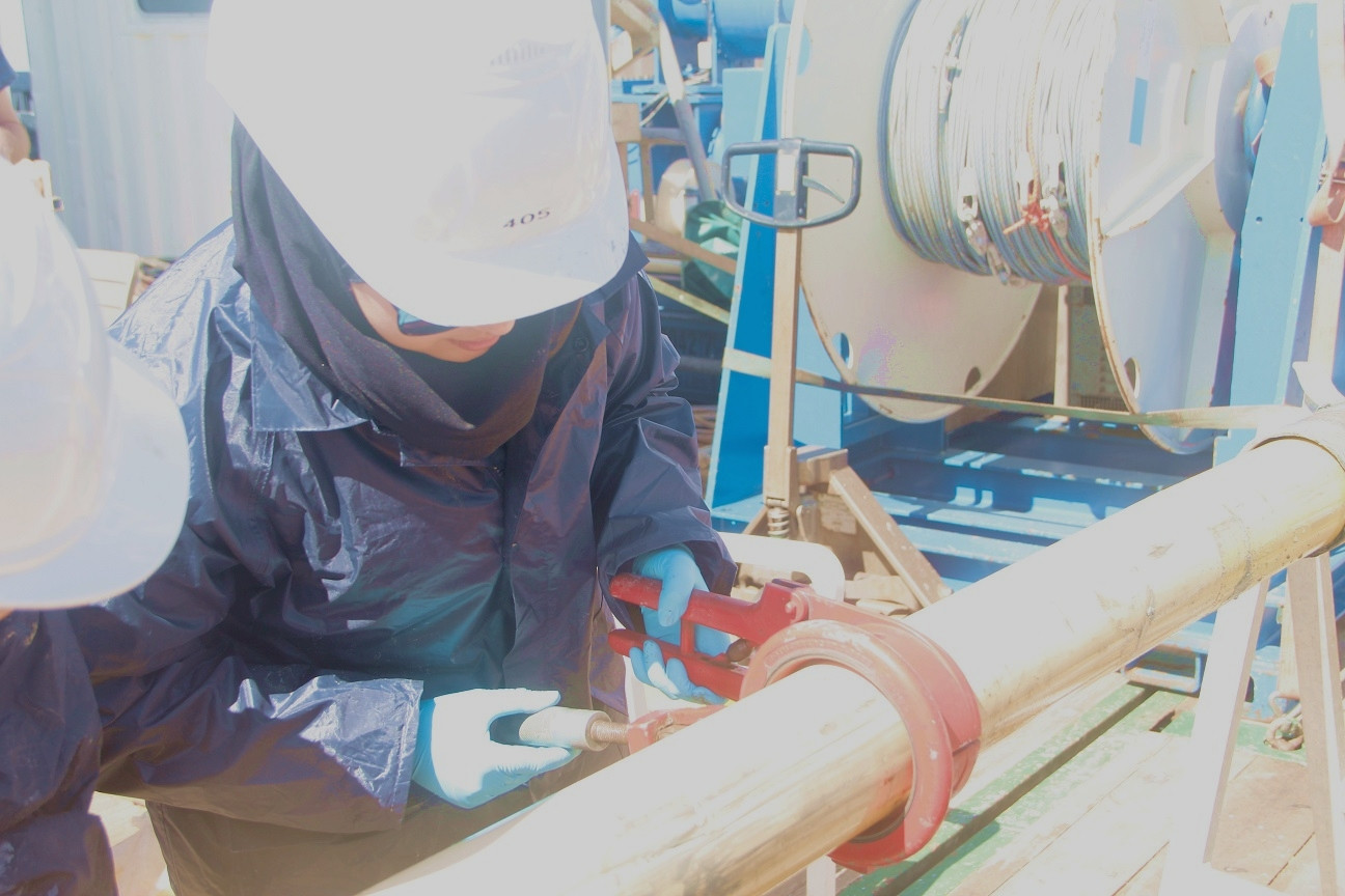 Ibtissem is cutting the sediment core into 1m sections.