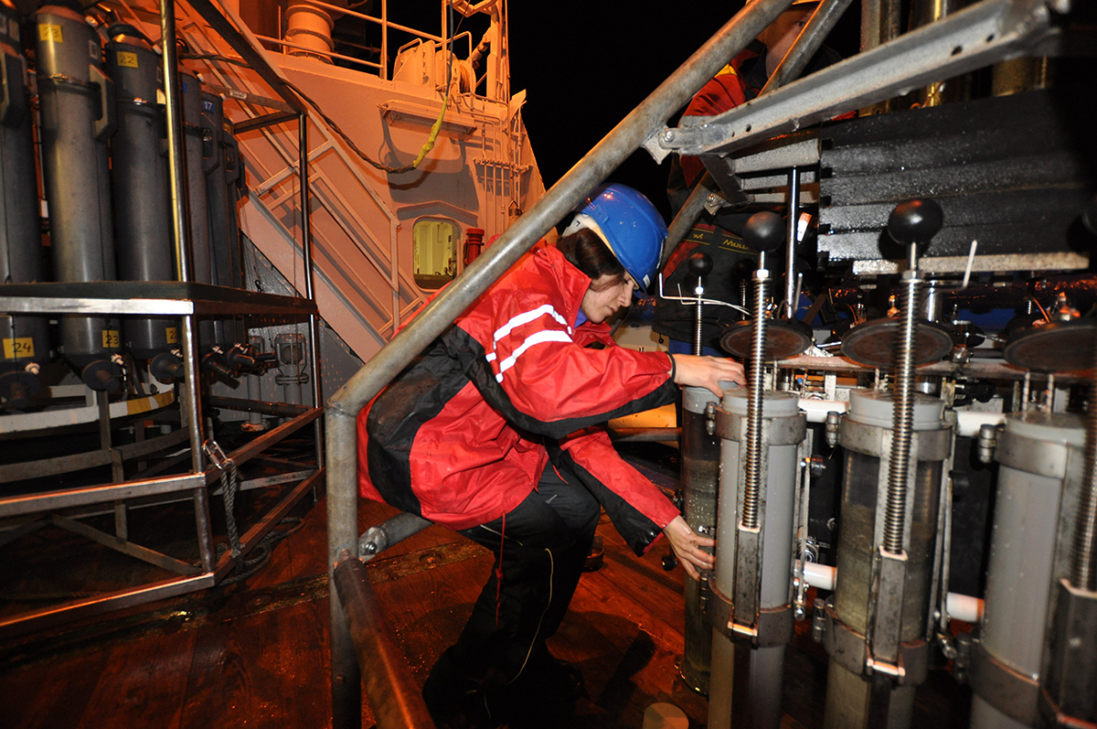 Collecting multicores from the Mediterranean Sea aboard the RV Pelagia, photo NIOZ