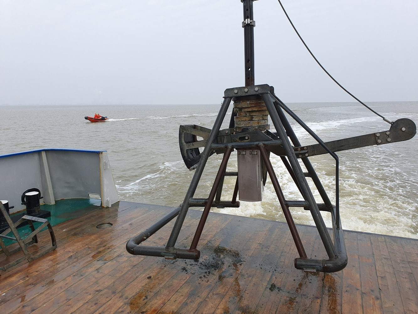 Boxcorer at the stern of the Navicula, with in the background crew using an inflatable boat for manual sampling. 