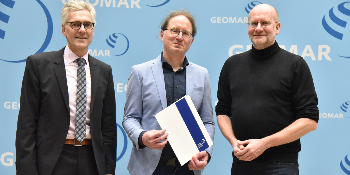 Professor Dr David Thieltges (centre) with Frank Spiekermann, GEOMAR Administrational Director (left) and laudator Professor Dr Thorsten Reusch, Head of the GEOMAR Research Department Marine Ecology (right). Photo: Thomas Eisenkrätzer, GEOMAR