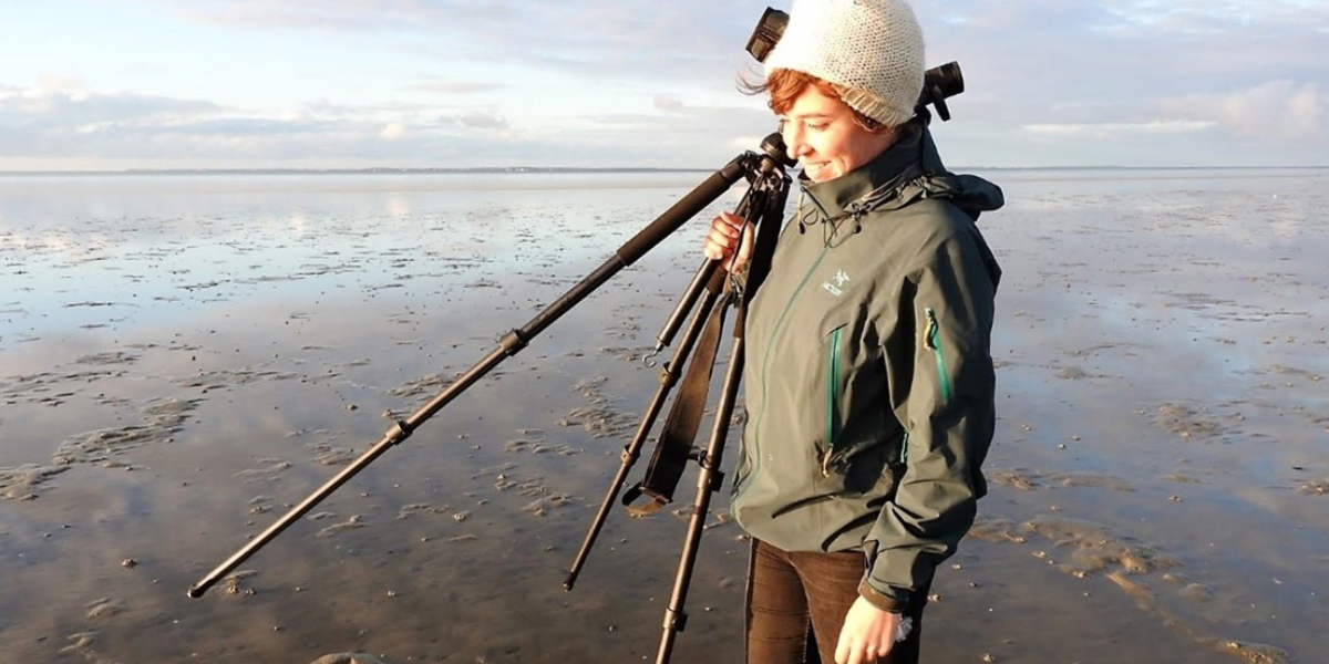 Emma preparing for observations on the mudflat. Credits: Sander Zondervan.