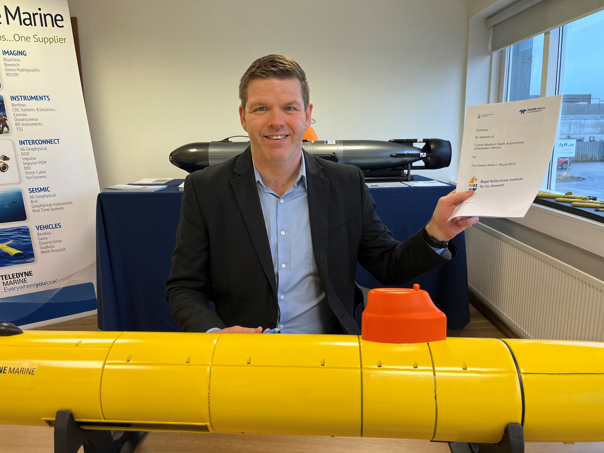 Teledyne Gavia General Manager Stefán Reynisson signs the contract. Photo: Teledyne