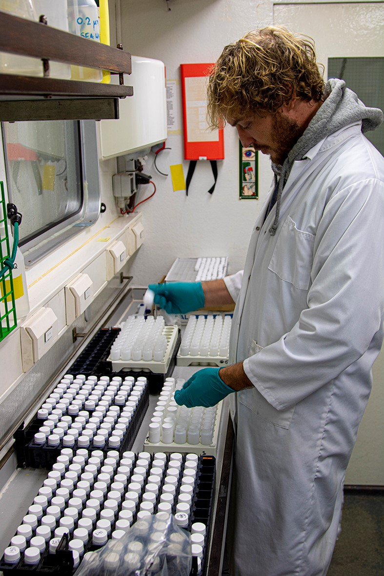  Tim de Groot processes samples to measure the activity of methane eating microbes. Photo: NIOZ