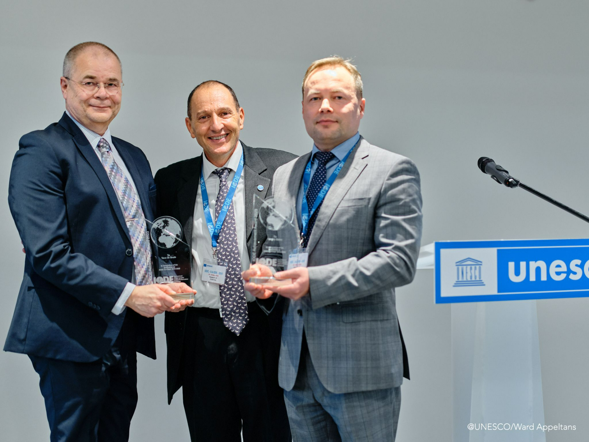 The award was presented to Sergey Belov (r) and Taco de Bruin (l) by Ariel Troisi, Chair Intergovernmental Oceanographic Commission (IOC)