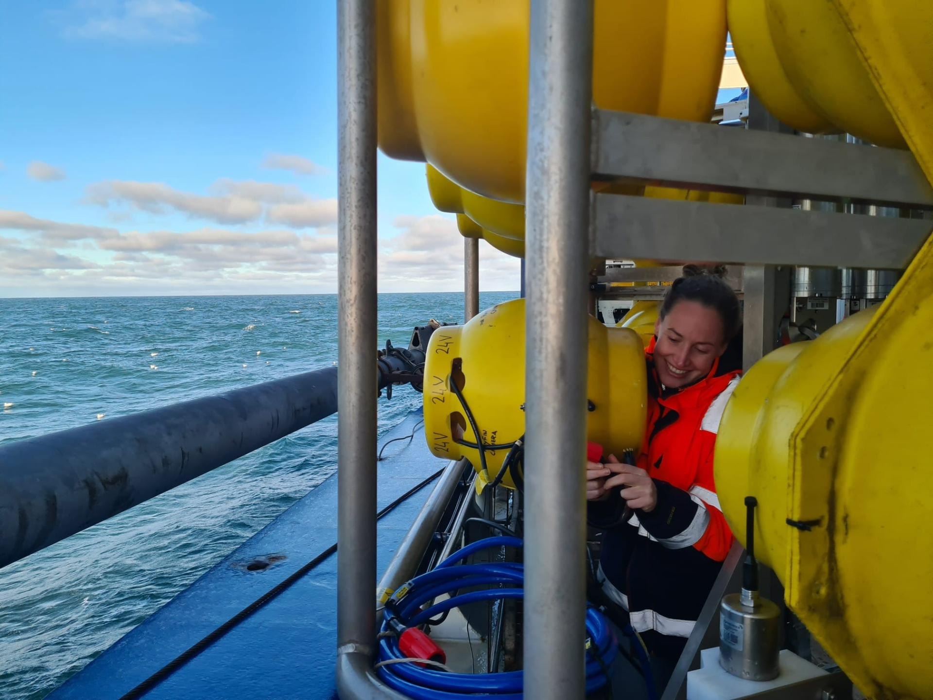 Noortje Versteijlen doing measurements with the lander. Photos: NIOZ