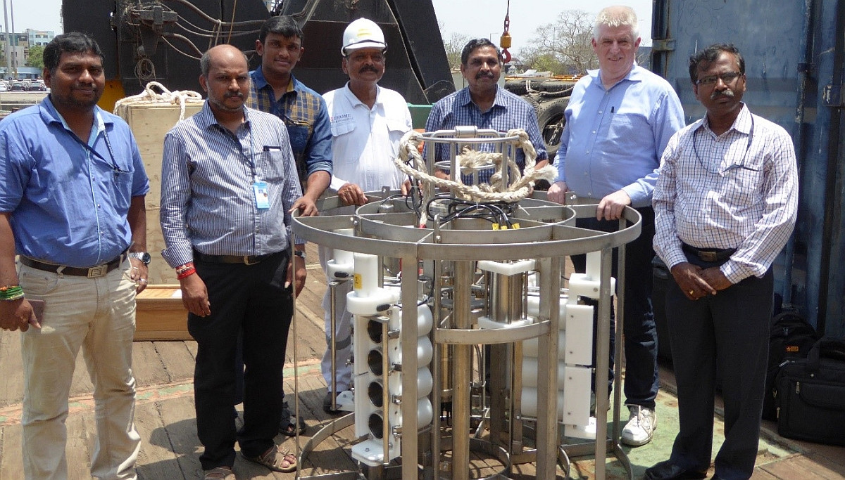 The test panel on board in front of the high pressure sampler unit. Sven Ober (second from right) represented NIOZ during the test cruise.