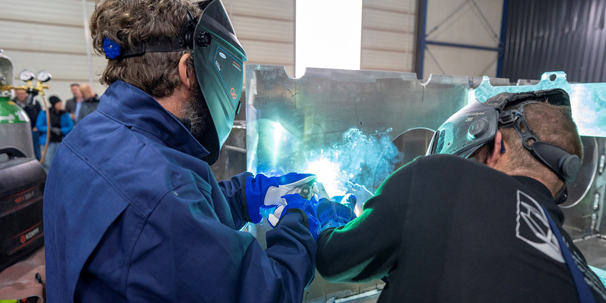 Skipper Bram Fey is welding the coin on the keel. Photo: Aernout Steegstra