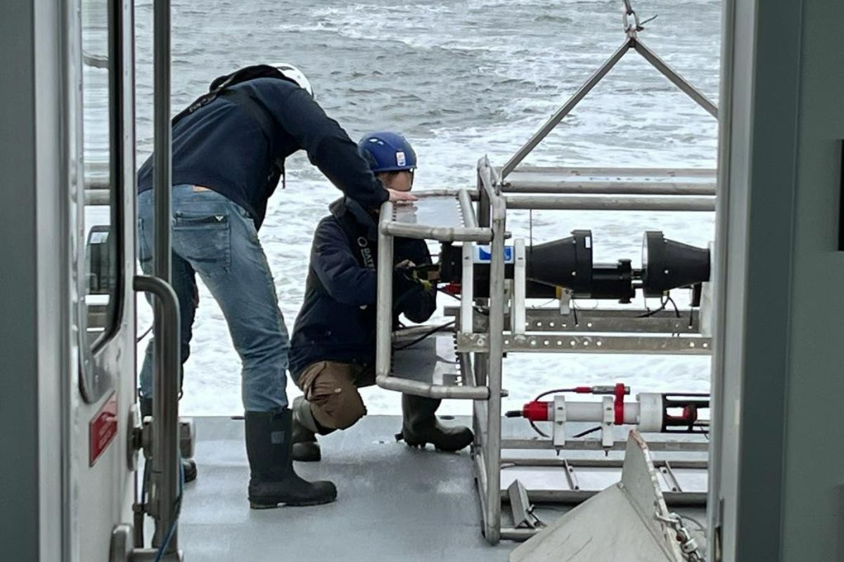 Testing a planton scanner, which was later used on RV Pelagia. Photo: NIOZ