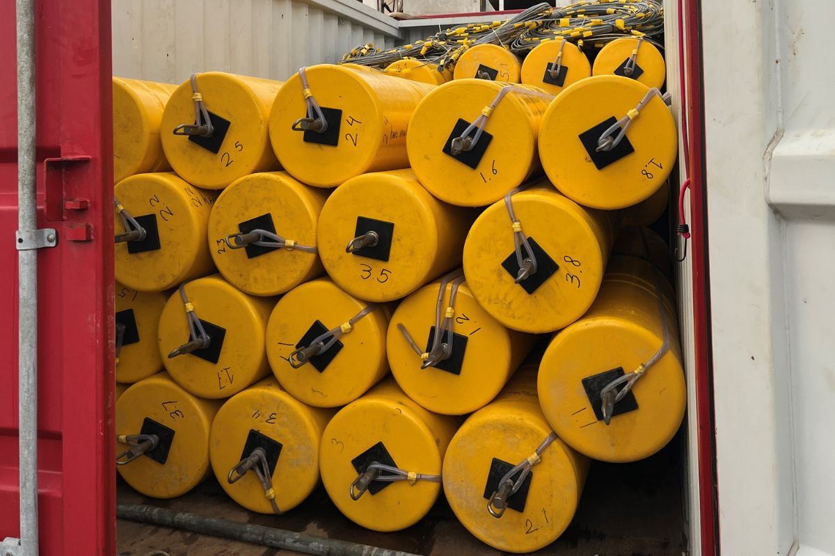The container is filling up with top-buoys.