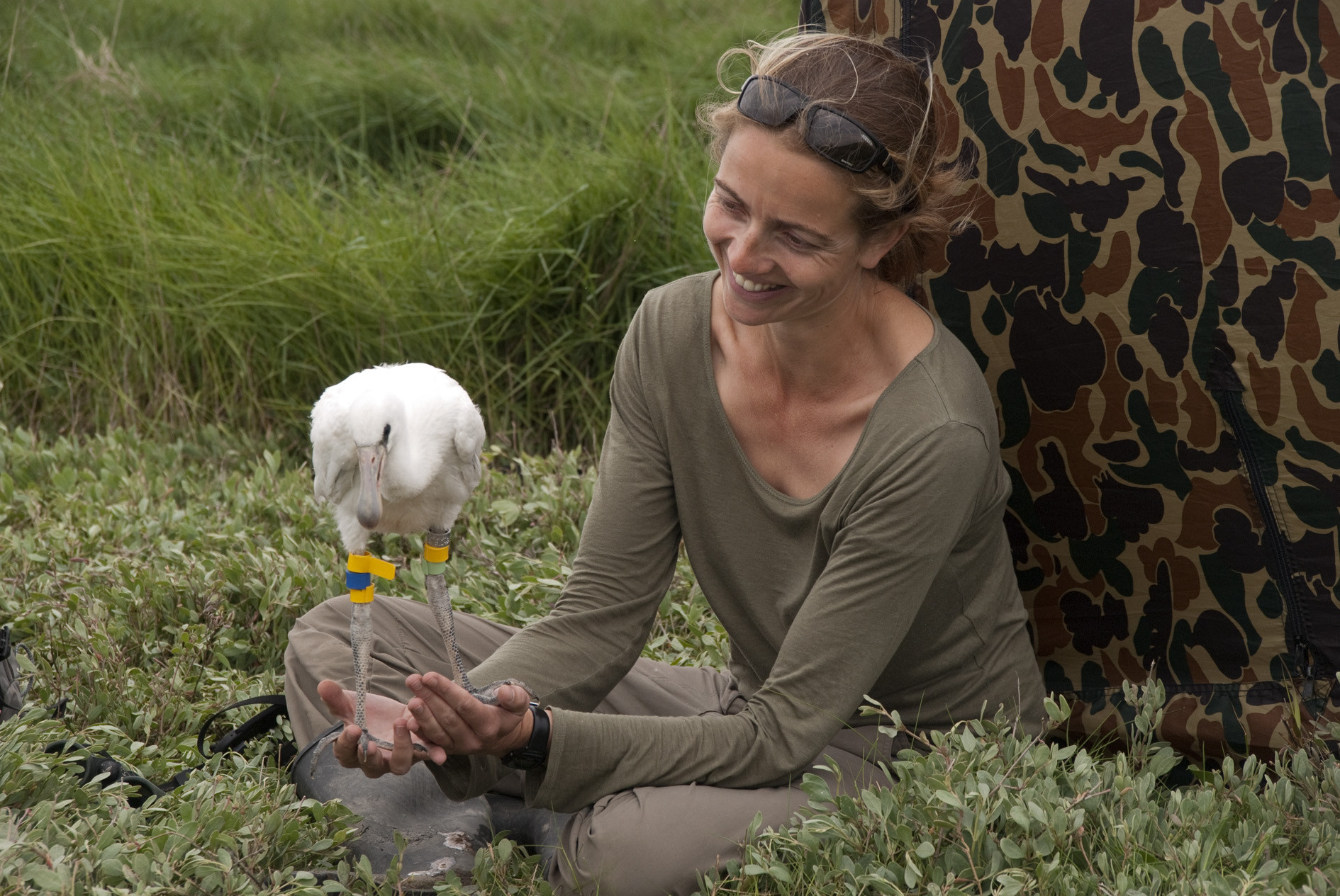 Tamar Lok met een jonge lepelaar. Foto: Tamar Lok.