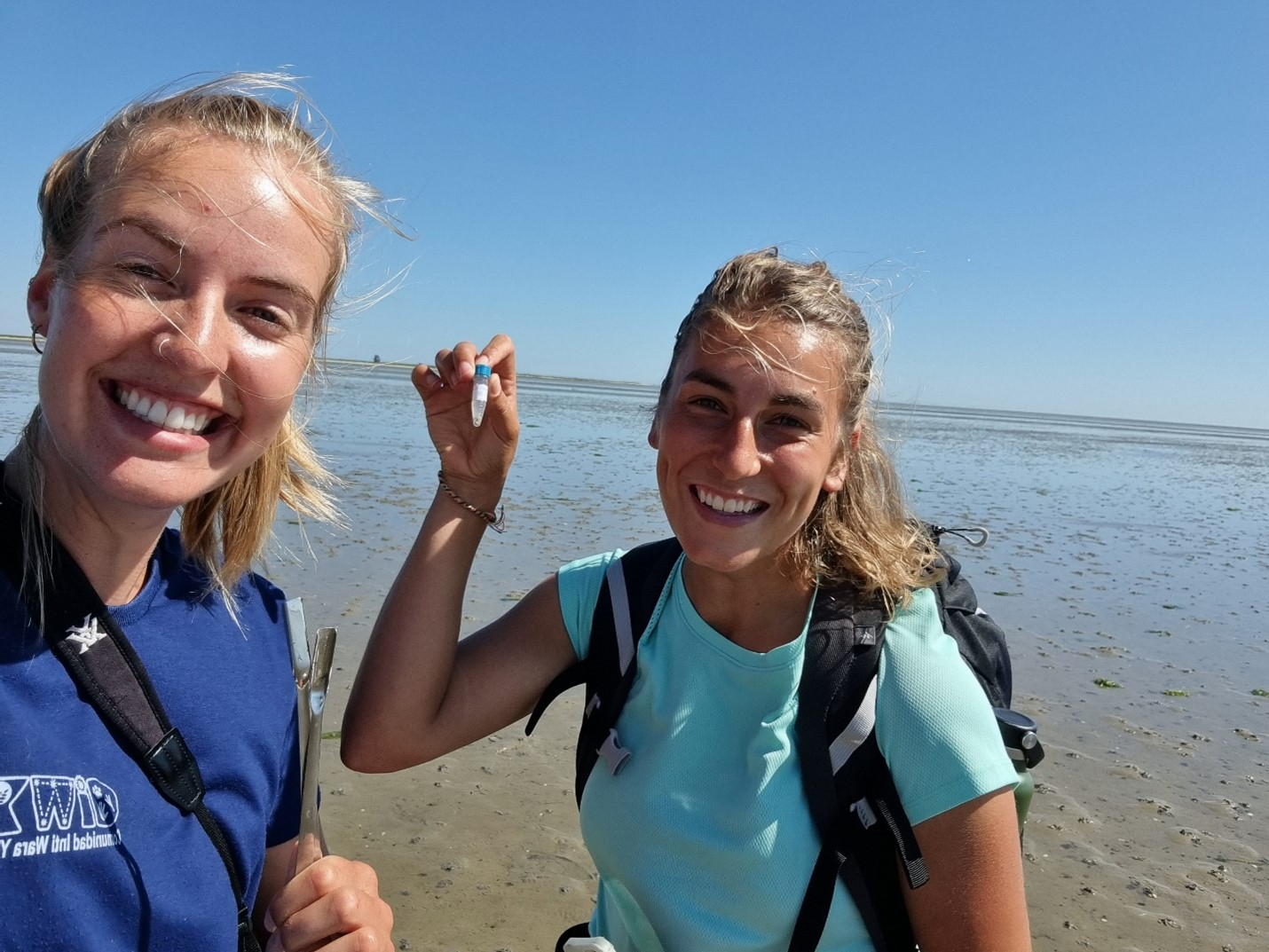 Gewapend met twee poepschepjes verzamelen we poep. Foto: Evy Gobbens 