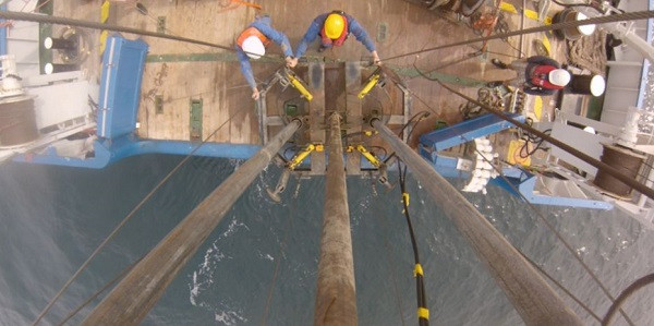 On board we were curious how the vibrocorer would behave under water. So technician Jan Dirk de Visser attached a camera to the corer showing the activities on deck.