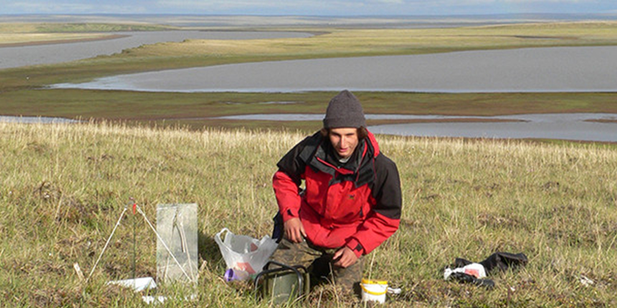 NIOZ-onderzoeker Eldar Rakhimberdiev during his fieldwork on the Russian tundra. 