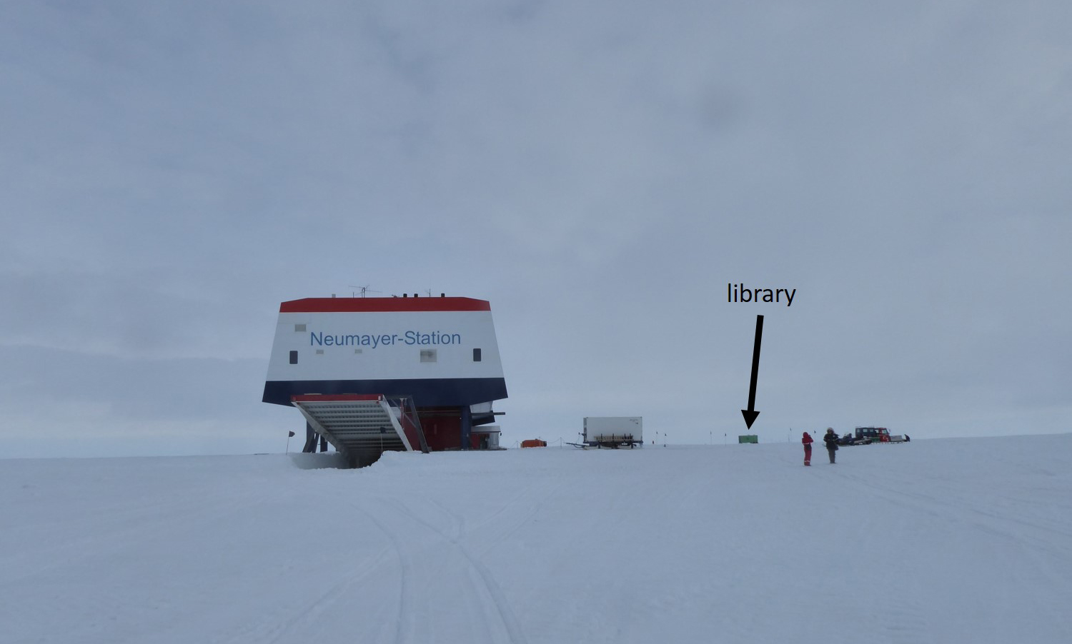 The research station Neumayer III and it's library. Photo: Charlotte Eich.