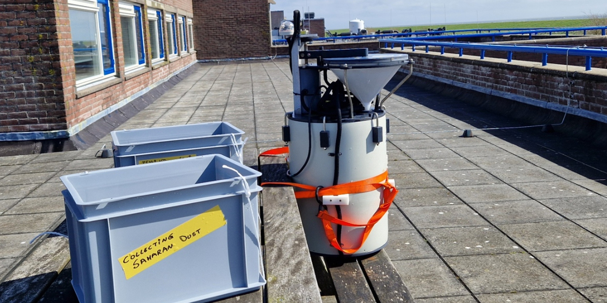 Dust collectors on the roof of NIOZ; simple plastic crates and a sophisticated rain-sensor controlled wet-dust collector