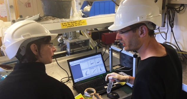 Alexandre Epinoux (France) demonstrating the CytoSense Flow Cytometer to Anu Heikkilä (Finland) onboard RV Pelagia PE442. 