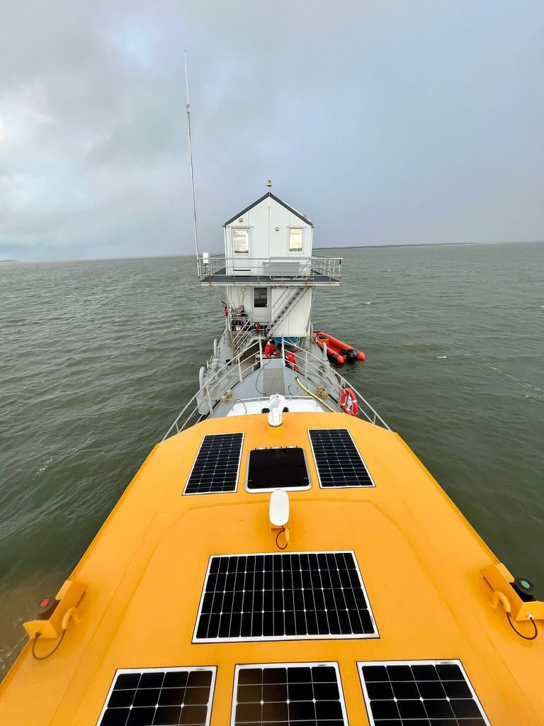 Bringing back de 'Wadtoren' from Richel to the NIOZ harbour on Texel, at the end of the fieldwork season. Photo: Wim Jan Boon