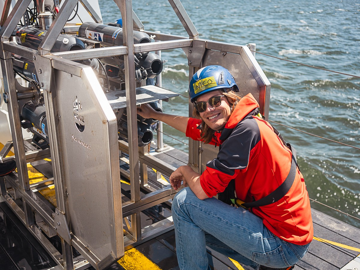 Nico is opening the water tubes from the CTD. Picture: Maxi Scheller Nico is opening the water tubes from the CTD. Picture: Maxi Scheller