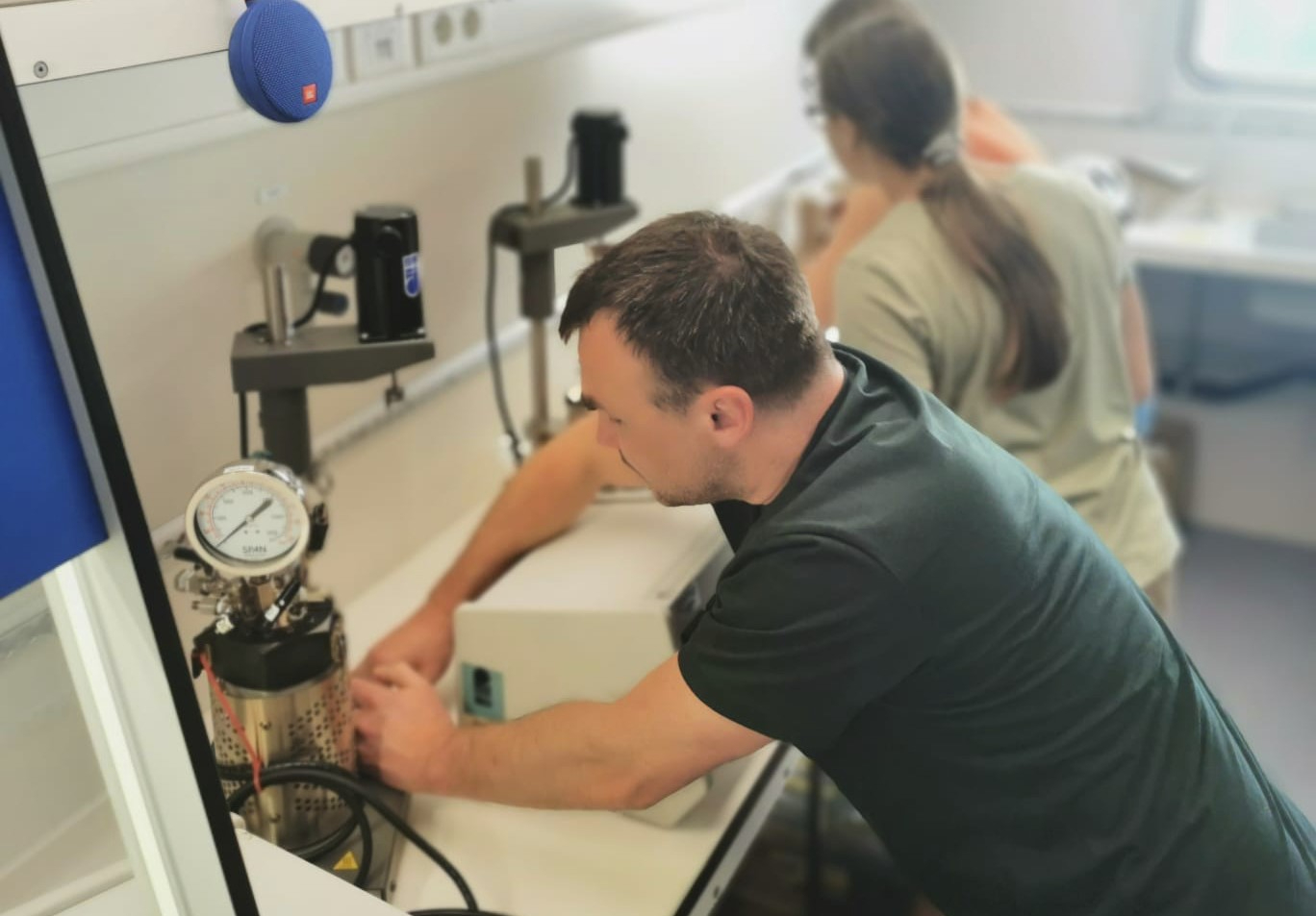 Andreas Beinlich is making one of our three pressure reactors seaworthy (Photo: Oliver Plümper).