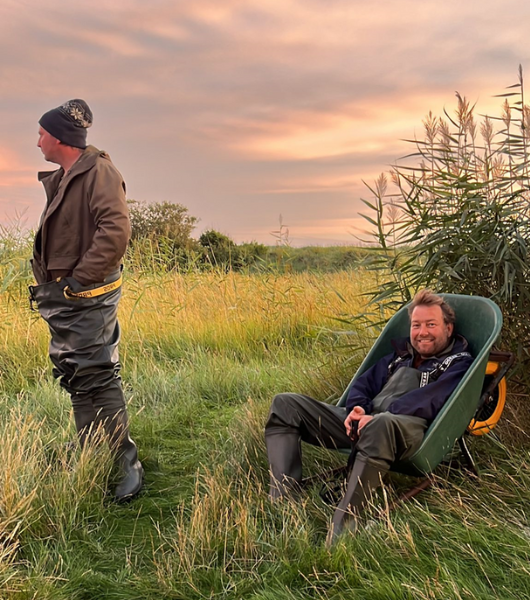 Job ten Horn heeft zich comfortabel gemaakt in een kruiwagen (foto: Theunis Piersma)