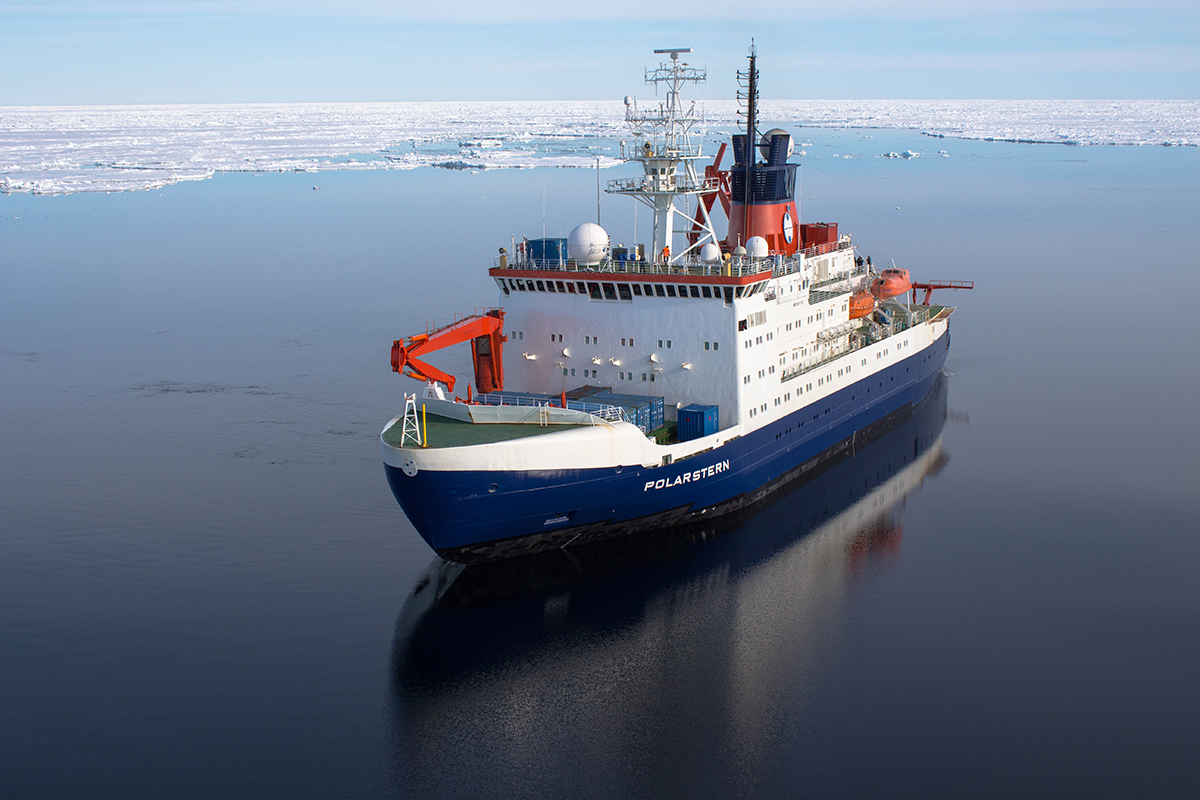 The research vessel Polarstern in the Arctic. (©Alfred Wegener Institute / Stefanie Arndt, CC-BY 4.0)