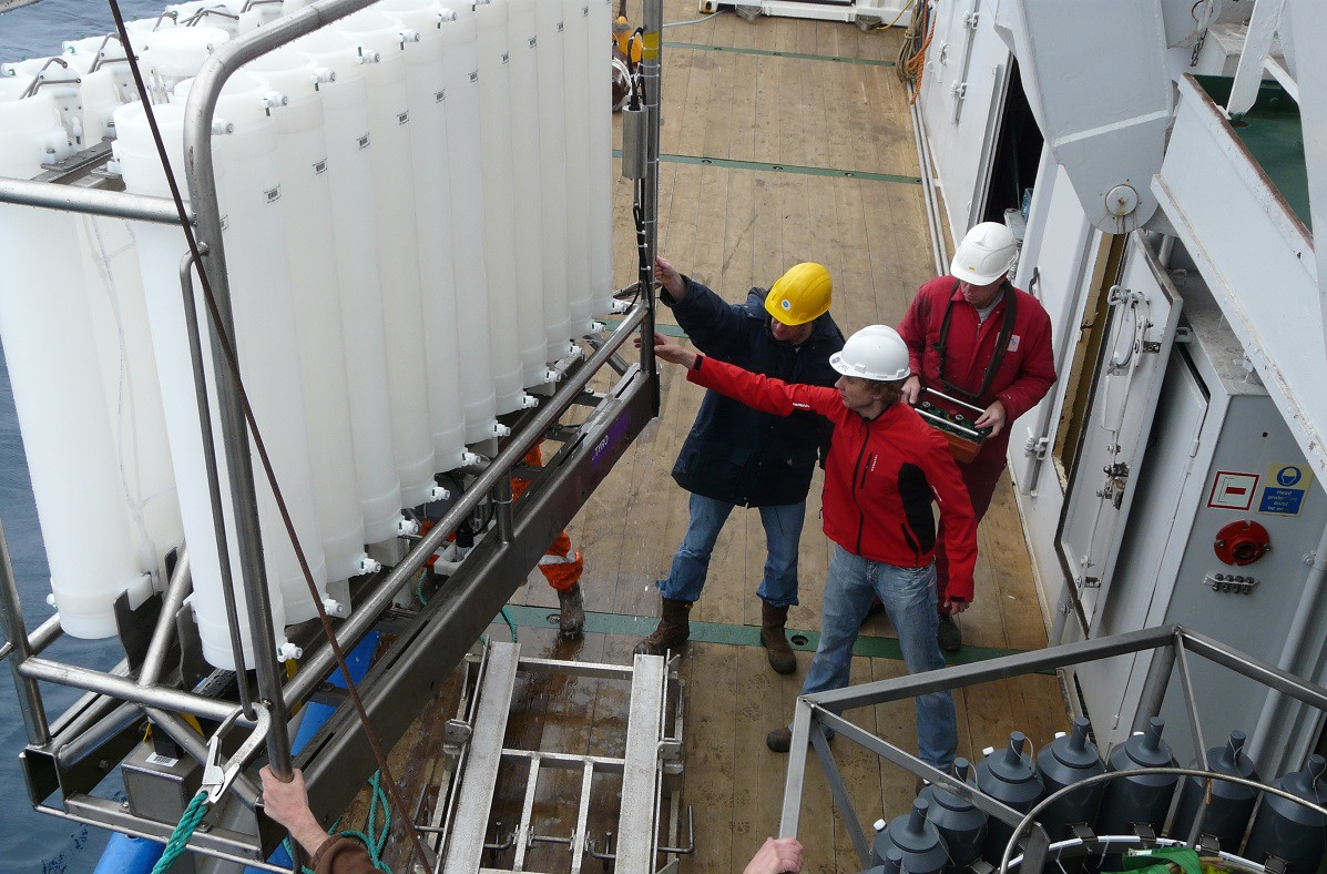 Rob Middag on board RV Pelagia with the NIOZ Titan sampling system for trace metals.