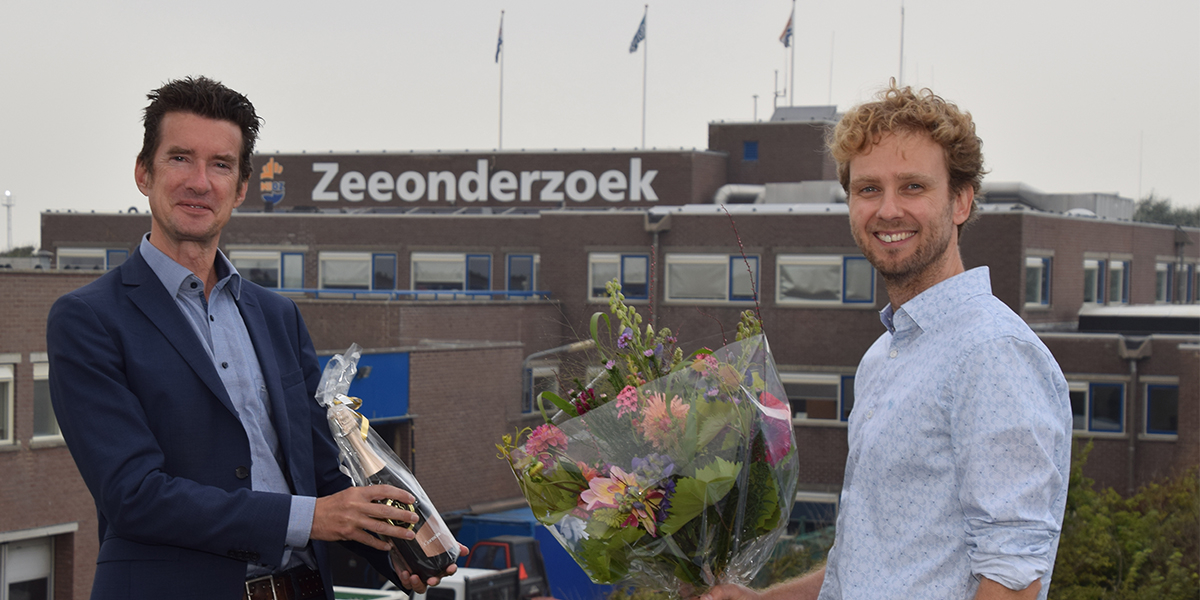 Rob Middag receives congratulations by Head of the NIOZ Ocean Reseach Department Gert-Jan Reichart. Foto: NIOZ