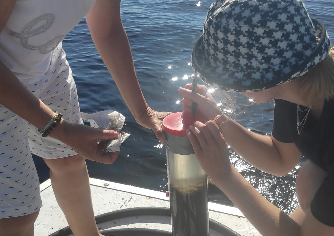 A very muddy push core is all I wanted for my birthday this year! (dr. Francesca Sangiorgi and MSc Suzanne de Zwaan). Photo by BSc Sanne Haima.