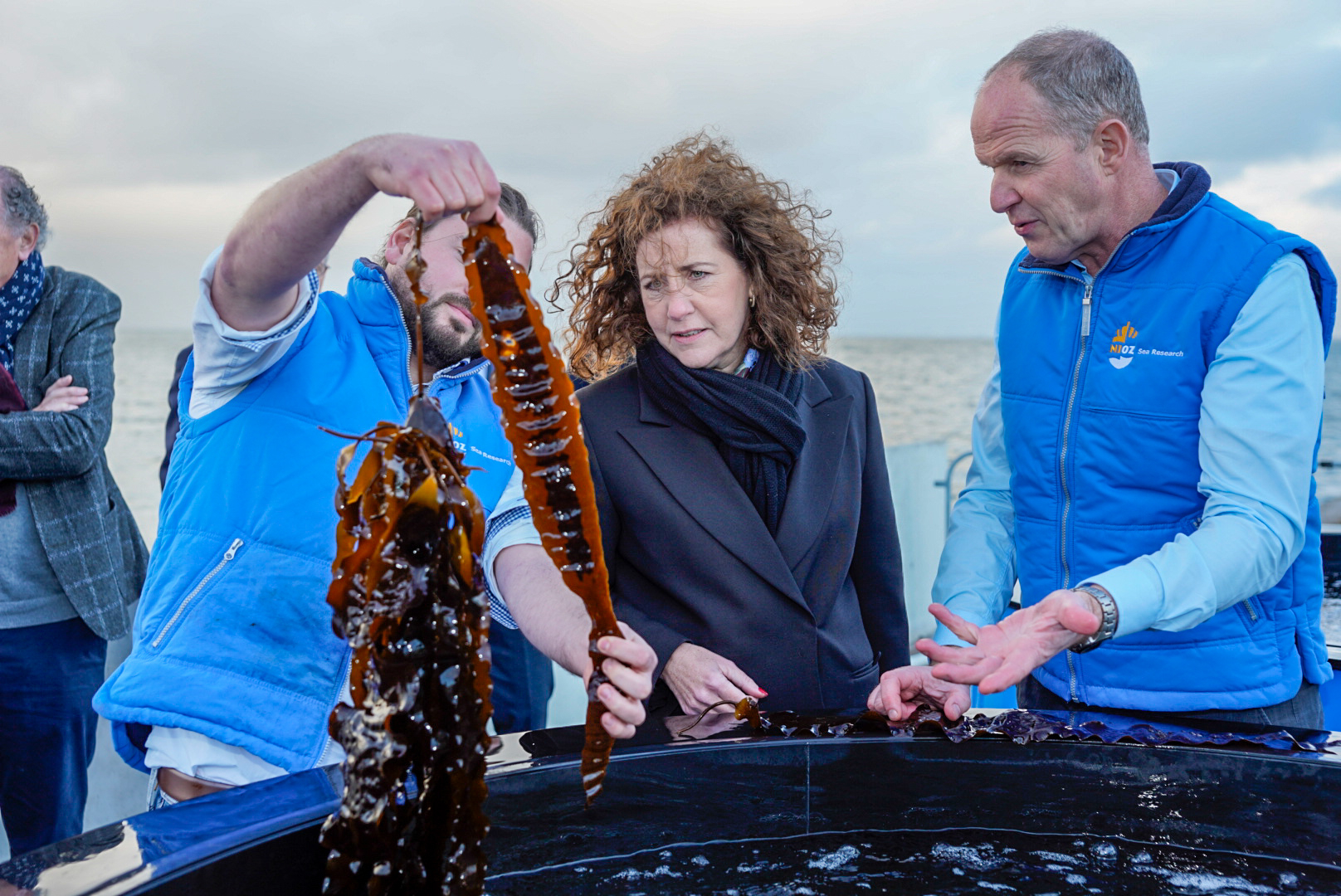 'Zeewier is het gewas van de toekomst.' PhD-kandidaat Alexander Ebbing en afdelingshoofd Klaas Timmermans laten de minister zien hoe op het NIOZ in Yerseke zeewier wordt gekweekt voor wetenschappelijk onderzoek. Foto: Ernesta Verburg. 