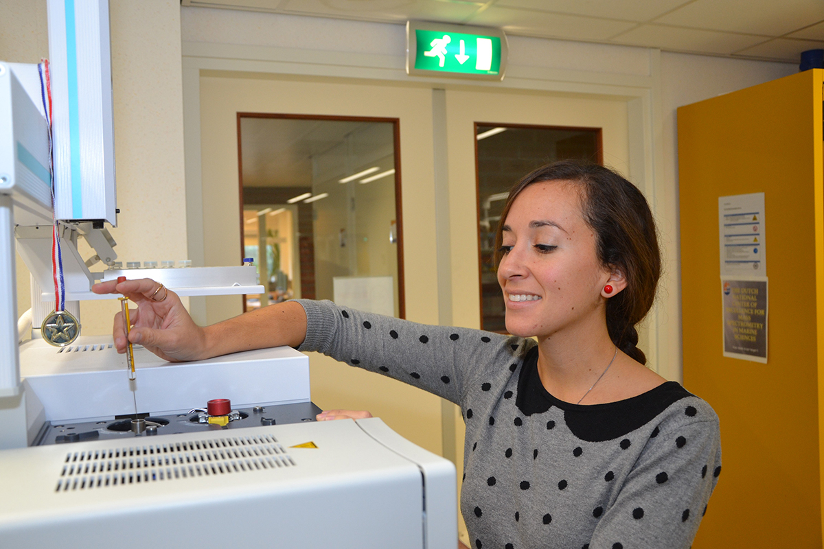 Injecting a sample into a GC-IRMS in order to measure hydrogen isotope ratios at NIOZ, photo NIOZ