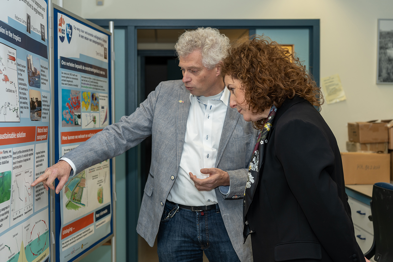 NIOZ onderzoeker Tjeerd Bouma legt uit hoe het NIOZ onderzoek door naar natuurlijke vormen van kustverdediging. Foto: Ernesta Verburg.