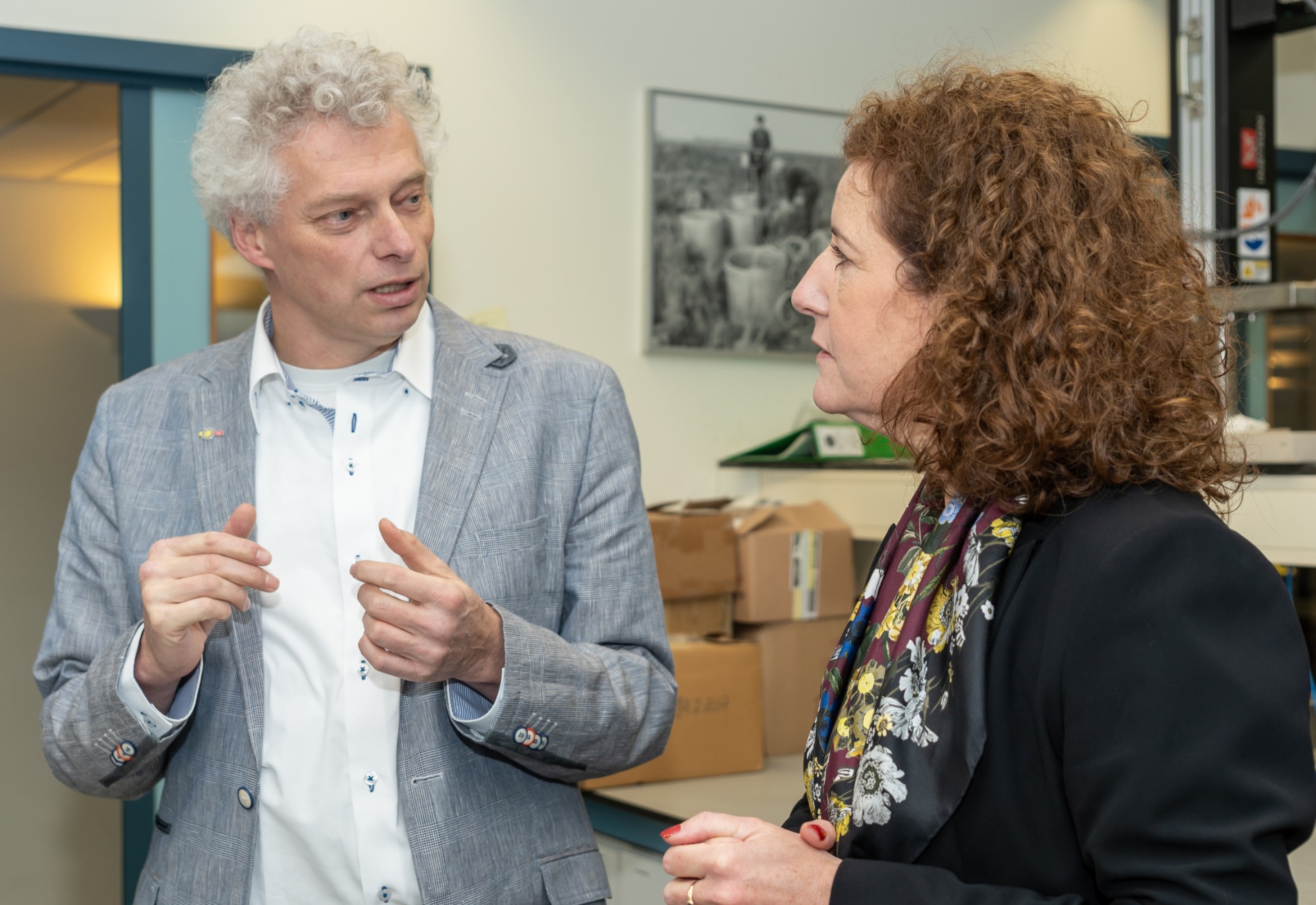 Tjeerd Bouma in gesprek met mininster Van Engelshoven van Onderwijs, Cultuur en Wetenschap. Foto: Ernesta Verburg.