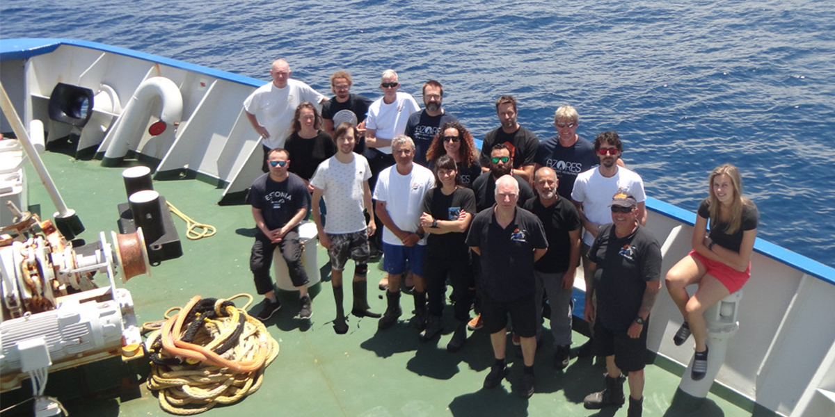 Group photo of the fantastic crew of the R.V. Pelagia and the scientific team (Fleur Visser, Miguel Guerreiro, Manuela Ramos, Bruce Thayre and Marie Guilpin). (Photo: Miguel Guerreiro)