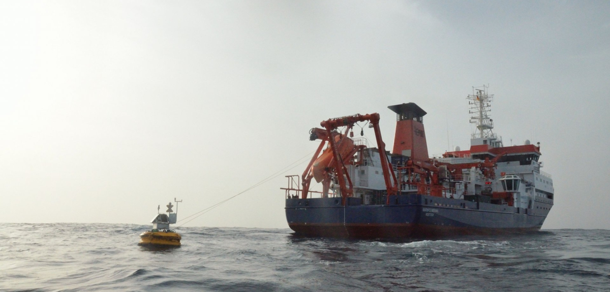RV Maria S. Merian with dust-collecting buoy. Photo credits Karin Zonneveld/Gerard Versteegh
