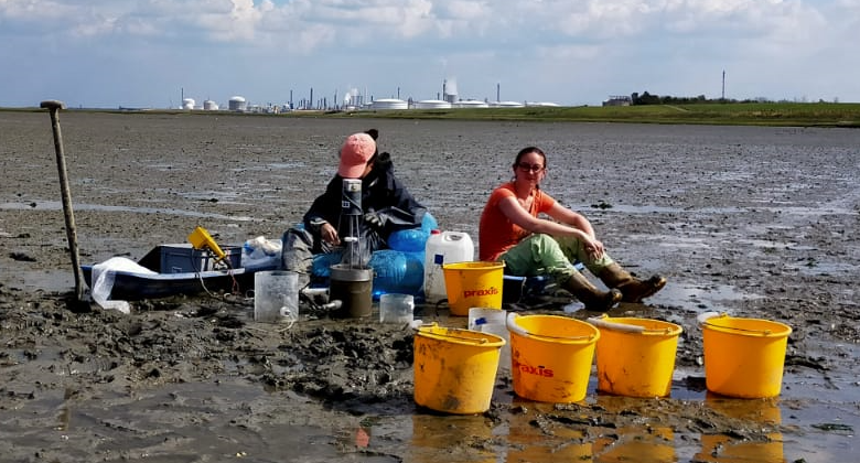 Taking water samples from the erosion experiment in the Oosterschelde. In the photo Alena di Primio and Dunia Rios-Yunes. Credits: Tim Grandjean