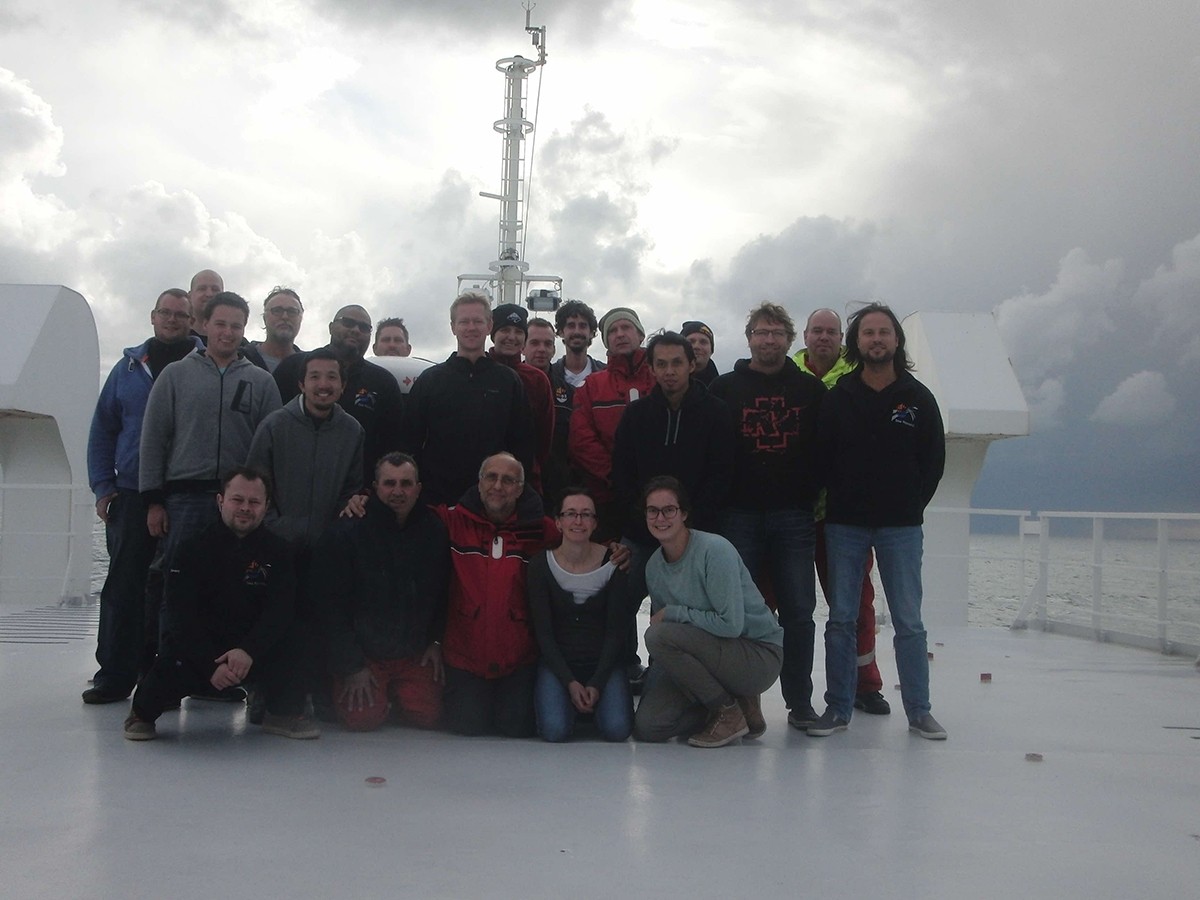  All attendees of this cruise. Names from left to right starting upper left: Freddy, Rik, John, Bert, Chiu, Patrick, Leon, Leo, Karin, Barry, Peter, Rob, Afrizal, Martin, Pieter, Cor, Len, Aleks, Norberto, Sander, Sarah, Daniëlle.