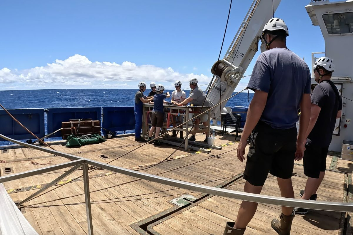 A calm sea, sunshine, and music (from oldies to dubstep) made the mooring deployment an enjoyable and fun experience, even though it took a long time and required lots of concentration. – Photo: Robin van Dijk