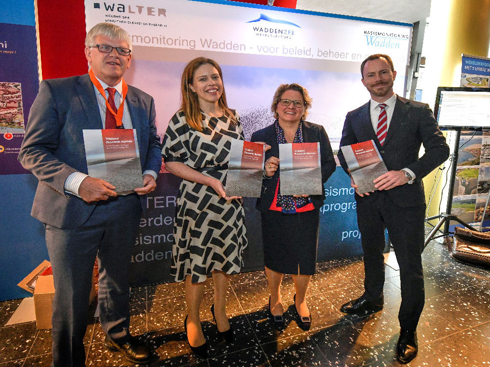 Jouke van Dijk, chairman of the Waddenacademie, presented the Trilateral Research Agenda to the Wadden Ministers of Denmark, Germany and the Netherlands. Foto: Henk Postma