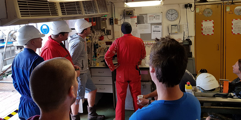 Tension is rising in the wet lab. Focus is on the little display that shows the tension on the cable that holds the core device. Tension is rising in the wet lab. Focus is on the little display that shows the tension on the cable that holds the core device.