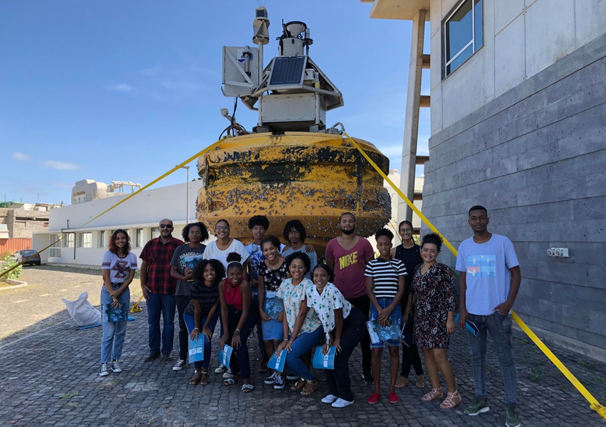 Dr Rui Freitas and his students, with the OSCM team posing with buoy Carmen (photo credit: Rui Freitas)