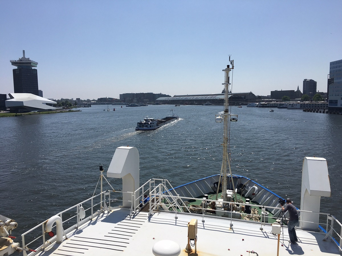 Pelagia op weg naar werf achter Amsterdam CS.jpg