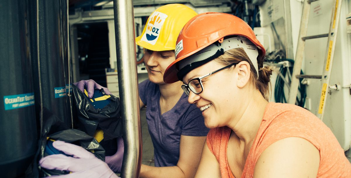 Laura (R) and Franzi tap water from the CTD-rosette