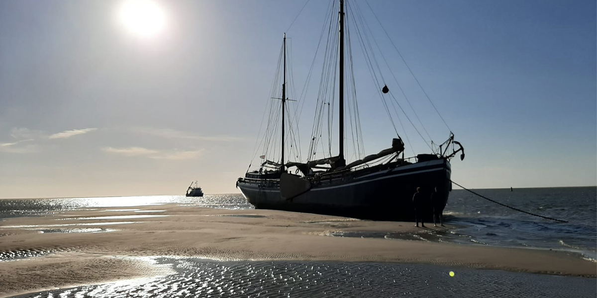 Met platbodem Ideaal was er toch genoeg ruimte voor alle passagiers. Hier droogvallend op het wad bij mooi weer. Foto: Dennis Mosk