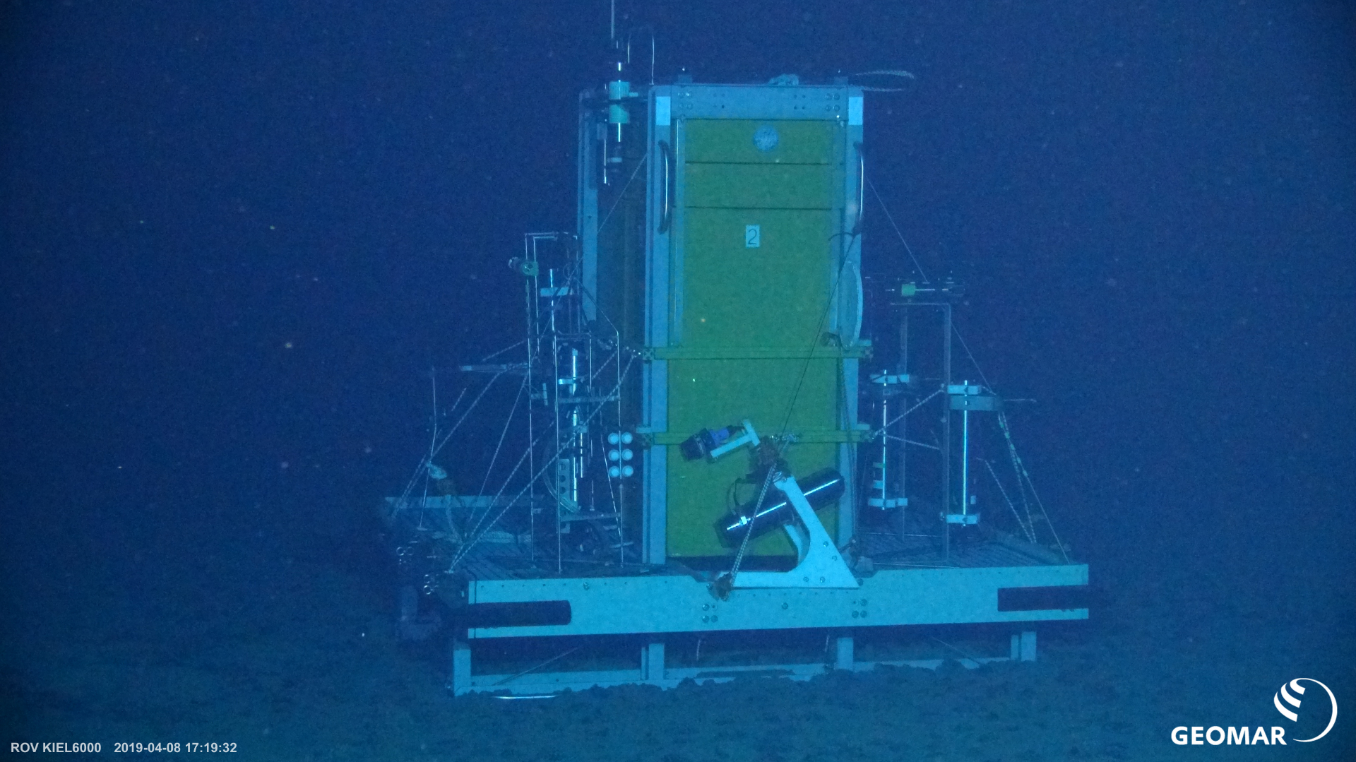 The ‘Elevator’ of GEOMAR, delivering a load of sensor platforms and time-lapse camera to the seabed. After completing a deep-sea experiment, the ROV KIel 6000 brings all equipment back to the elevator. Photo: ROV Kiel 6000, GEOMAR
