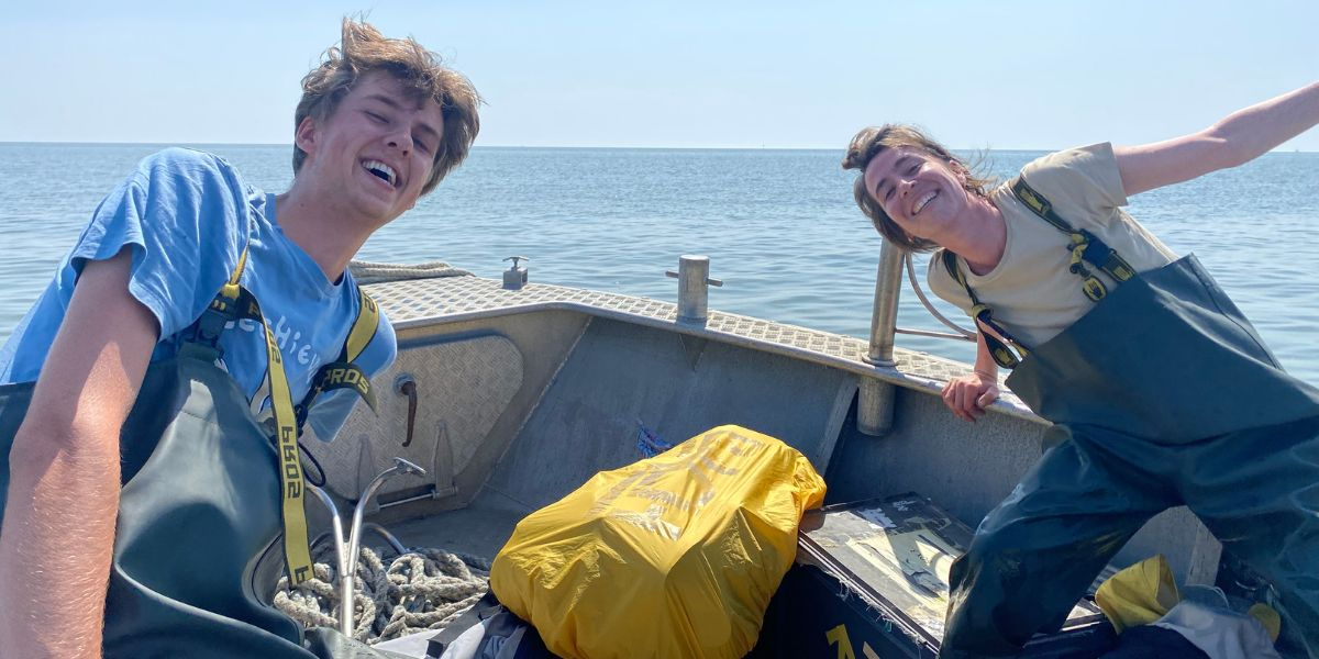 Emma and Manno on the small boat that returns us to the Asterias. (Photo: Nienke Zwaferink) Emma and Manno on the small boat that returns us to the Asterias. (Photo: Nienke Zwaferink)
