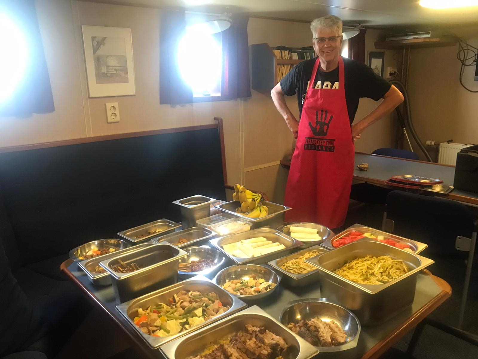 Kok Hein kookt nu voor twee schepen. Het eten wordt met warmhoudbakken in een rubberboot van de RV Navicula naar de Ideaal gevaren. Foto: Bram Fey