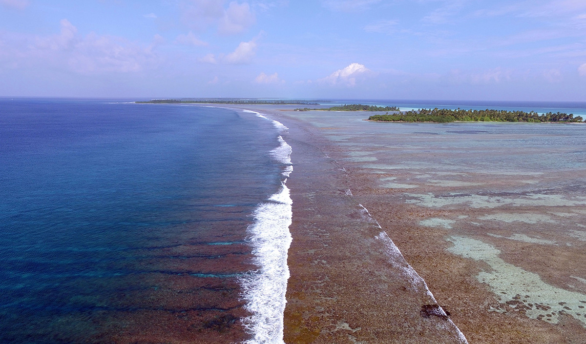 Koraalriffen breken de golven ten zuiden van de Maladiven. Rifzones in ondiep water absorberen grote hoeveelheden golfenergie waardoor de golven in kracht afnemen. Foto: Chris Perry, University of Exeter.