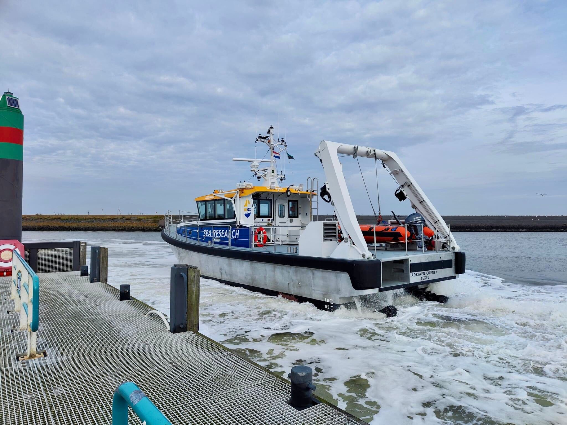 RV Adriaen Coenen maneuvering in the harbour of Harlingen. Photo: NIOZ
